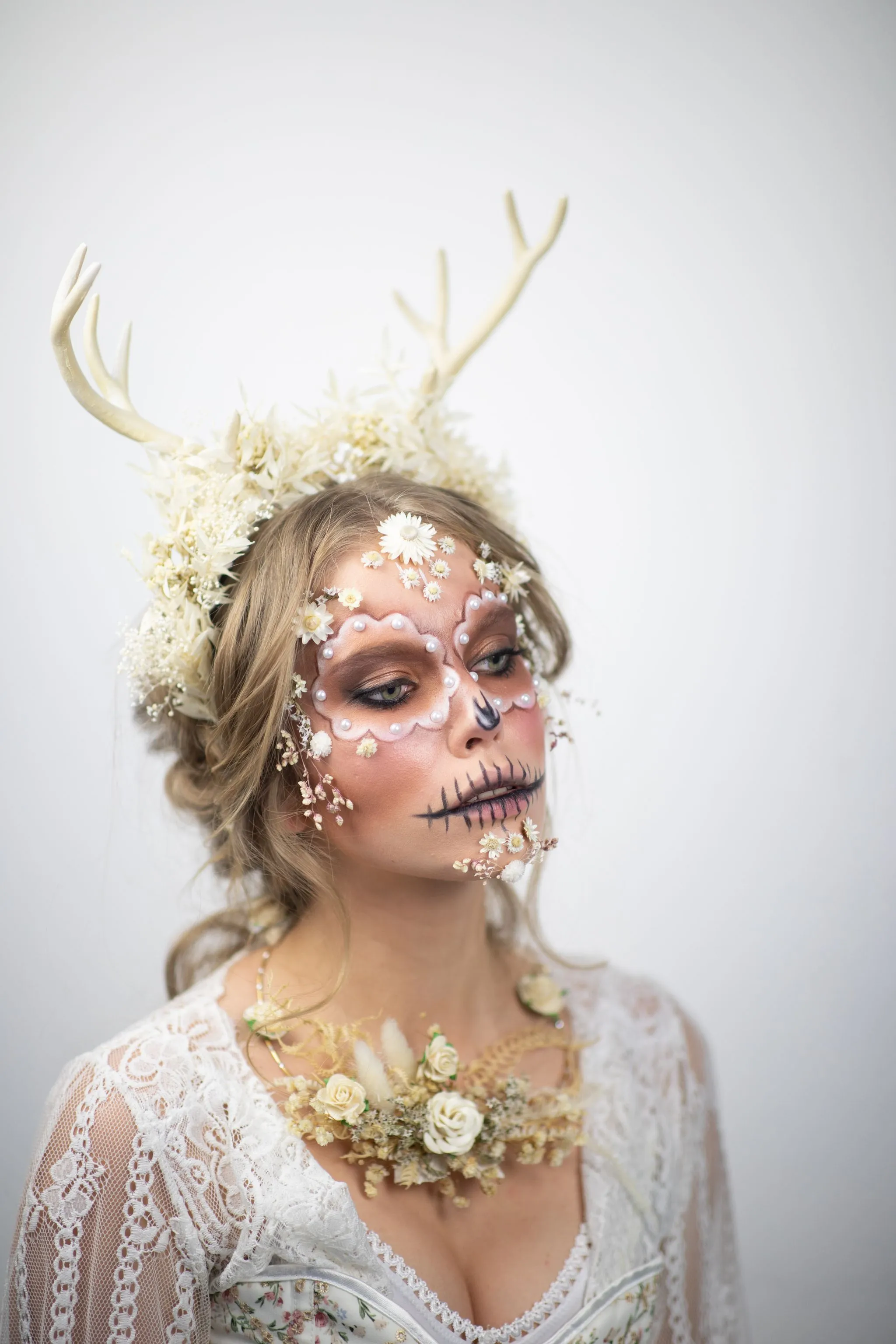 Flower crown with antlers Halloween crown Deer antlers Beige flower crown Antler crown Headband with antlers Bridal crown Bridal Headpiece